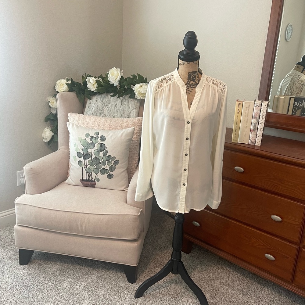 Candies Junior long sleeve tunic blouse. Beautiful Crocheted back and shoulders - Picture 1 of 8